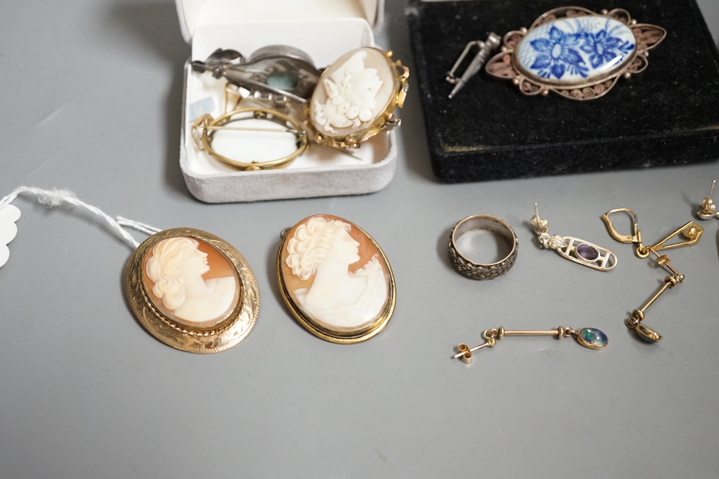 A 9ct mounted oval cameo shell brooch, and other assorted jewellery including, costume, a white metal charm bracelet, 925 earrings etc.